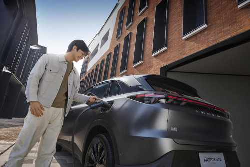 ​极狐汽车超长续航，极狐新阿尔法T5开启长途无忧之旅